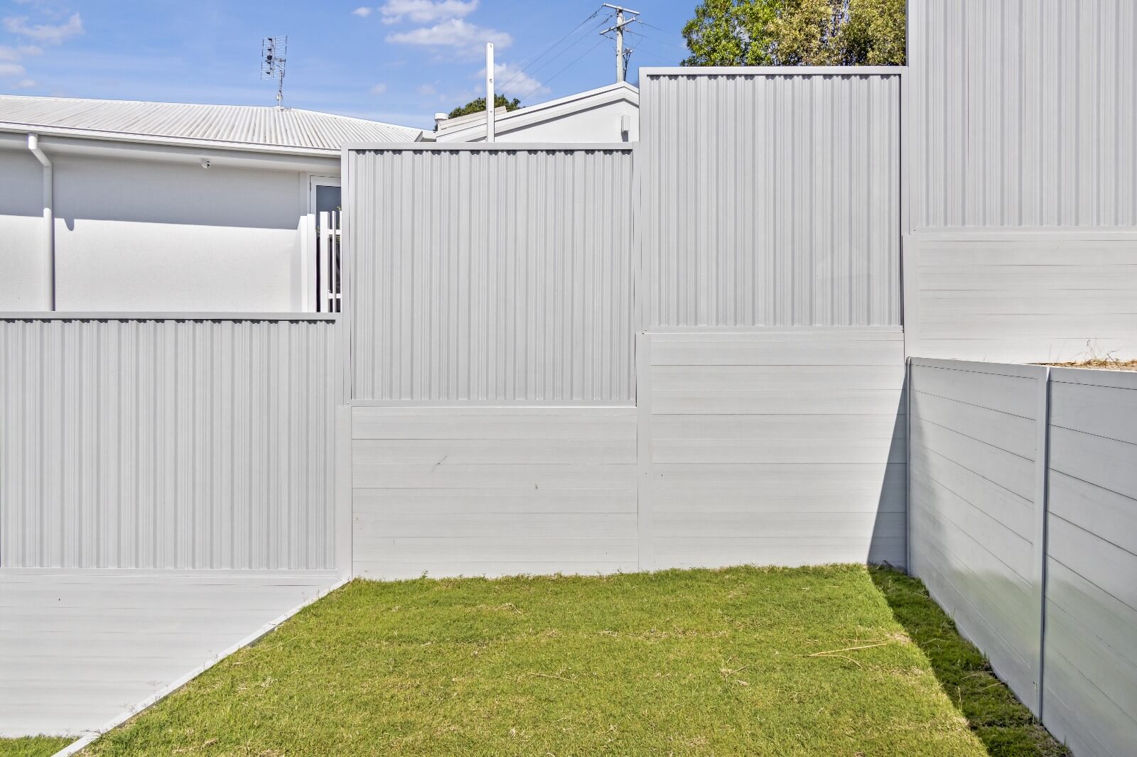 Fence on top of retaining wall installation preview