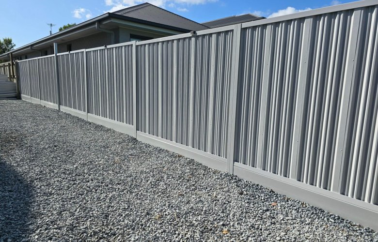 1800 HIGH Ezzy Fit fence on sleeper 2 (2)